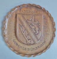 Ehrenholzteller mit dem Wappen der ehemaligen Gemeinde Mühlhausen._1