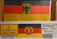 Flaggen: BRD, DDR, Hinweistafeln Deutsche Einheit-_1
