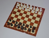 Schachspiele mit Porzellan- und Holzfiguren_1