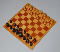Schachspiele mit Porzellan- und Holzfiguren_2